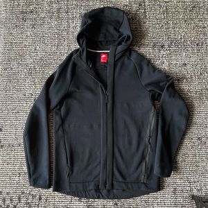 Nike Tech Fleece Zip Hoodie in Black